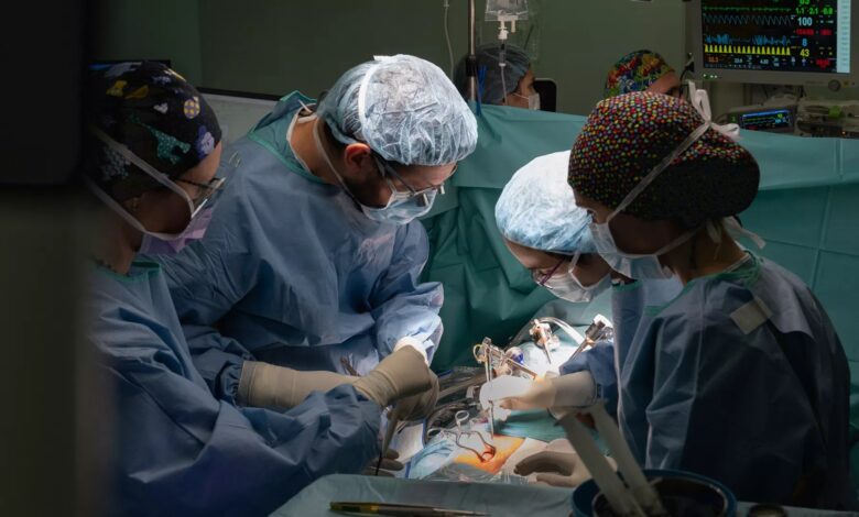 Dr. Daniel Pereda (left), ​​during the robotic heart surgery at Hospital Clinic, Barcelona 8 April 2024. - Copyright Hospital SJD