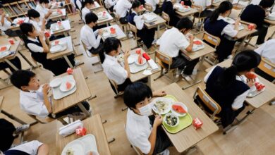 Japanese pupils with their free school meals